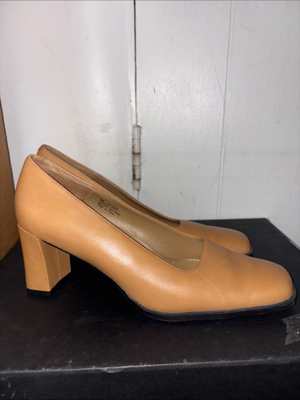 Aerosoles Classic Tan Block Heel Pumps size 8M